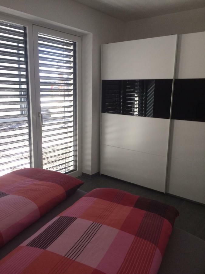 Apart Karin بروتز المظهر الخارجي الصورة